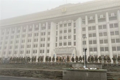 Lực lượng an ninh Kazakhstan được triển khai bên ngoài tòa thị chính thành phố Almaty nhằm ngăn người biểu tình quá khích tấn công tòa nhà, ngày 5/1. (Ảnh: THX/TTXVN)