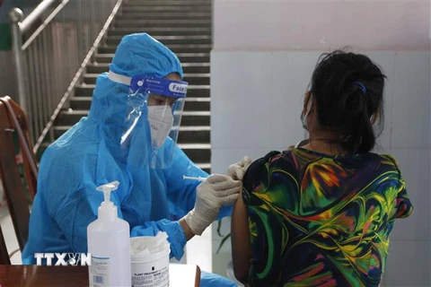 Tiêm vaccine phòng COVID-19 cho người dân tại Cà Mau. (Ảnh: Kim Há/TTXVN)