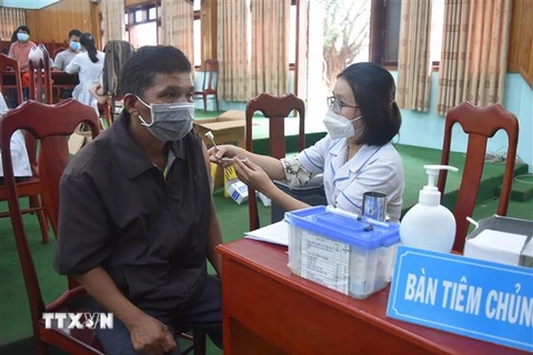 Người dân Đắk Nông tiêm vaccine phòng COVID-19. (Ảnh: Nguyên Dung/TTXVN)