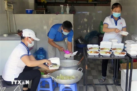 Bếp nhà từ tâm (thuộc Trung ương Hội Liên hiệp Thanh niên Việt Nam) nấu ăn từ thiện. (Ảnh: Xuân Triệu/TTXVN)