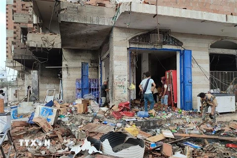 Nhà cửa bị hư hại sau một vụ đánh bom gần sân bay quốc tế Aden ở thành phố Aden, Yemen ngày 31/10/2021. (Ảnh: THX/TTXVN)
