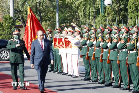[Photo] Chủ tịch nước Nguyễn Xuân Phúc thăm Bộ Tư lệnh Quân khu 5