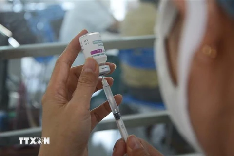 Cận cảnh nhân viên y tế lấy vaccine để tiêm cho người dân Đà Nẵng. (Ảnh minh họa: Văn Dũng/TTXVN)