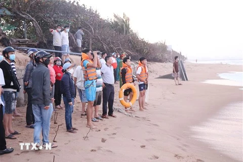 Khu vực bãi biển đường Trần Phú, phường 7, thành phố Tuy Hòa, Phú Yên nơi hai học sinh bị sóng biển cuốn mất tích. (Ảnh: Phạm Cường/TTXVN)