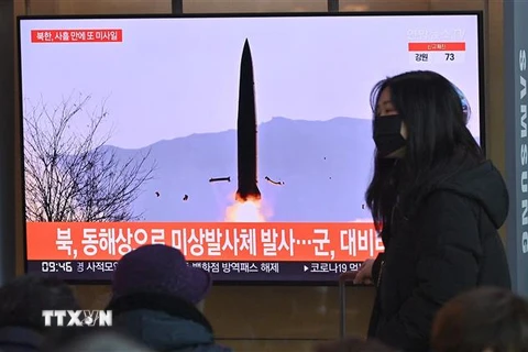 Hình ảnh phát trên truyền hình ở nhà ga Seoul, Hàn Quốc về vụ phóng thử tên lửa của Triều Tiên, ngày 17/1. (Ảnh: AFP/TTXVN)