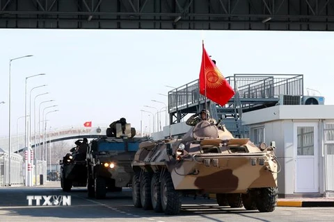Xe quân sự của quân đội Kyrgyzstan thuộc CSTO qua cửa khẩu Ak-Zhol-Kordai ở biên giới giữa Kyrgyzstan và Kazakhstan. (Ảnh: AFP/TTXVN)