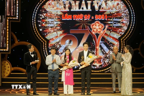 Nam diễn viên Võ Minh Luân, nữ diễn viên Hồng Trang đoạt giải thưởng Mai Vàng 2021 ở thể loại diễn viên sân khấu, truyền hình và diễn viên hài được yêu thích nhất. (Ảnh: Thu Hương/TTXVN)