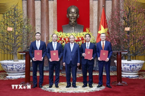Chủ tịch nước Nguyễn Xuân Phúc trao Quyết định bổ nhiệm cho các Thứ trưởng Ngoại giao. (Ảnh: Thống Nhất/TTXVN)