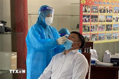 Ngành y tế tỉnh Ninh Thuận lấy mẫu xét nghiệm tầm soát dịch COVID-19 cho người dân tại thành phố Phan Rang-Tháp Chàm. (Ảnh: Công Thử/TTXVN)