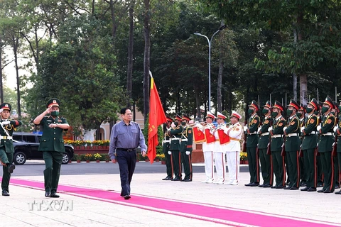 Thủ tướng Phạm Minh Chính đến thăm, chúc Tết cán bộ, chiến sỹ Bộ Tư lệnh Quân khu 9. (Ảnh: Dương Giang/TTXVN)
