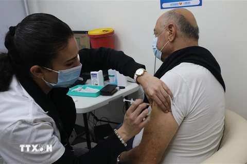 Nhân viên y tế tiêm vaccine ngừa COVID-19 cho người dân tại Modiin, Israel, ngày 12/1. (Ảnh: THX/TTXVN)