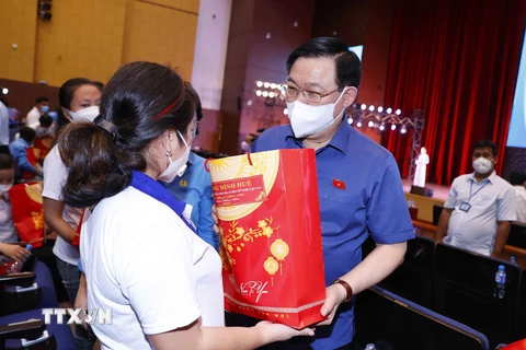 Chủ tịch Quốc hội Vương Đình Huệ trao quà Tết cho công nhân lao động Bình Dương. (Ảnh: Doãn Tấn/TTXVN)