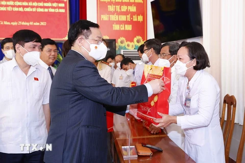 Chủ tịch Quốc hội Vương Đình Huệ tặng quà Tết cho cán bộ y tế, lực lượng tuyến đầu phòng, chống dịch COVID-19 tỉnh Cà Mau. (Ảnh: Doãn Tấn/TTXVN)