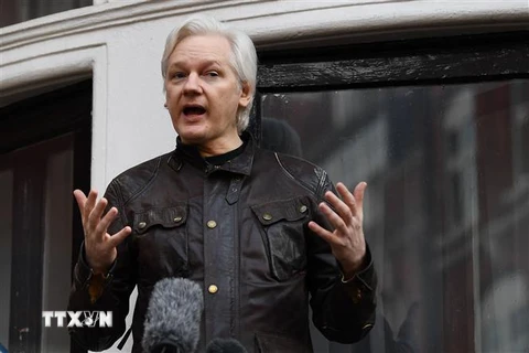 Nhà sáng lập Wikileaks Julian Assange tại Đại sứ quán Ecuador ở London, Anh ngày 19/5/2017. (Ảnh: AFP/TTXVN)
