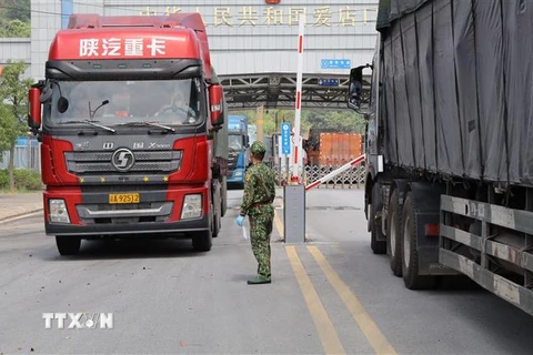 Lực lượng Biên phòng cửa khẩu Chi Ma giám sát chặt chẽ phương tiện chở hàng qua cửa khẩu tháng 10/2021. (Ảnh: Quang Duy/TTXVN)