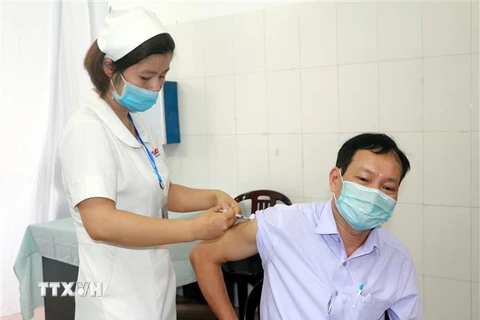 Tiêm vaccine phòng COVID-19 tại Nam Định. (Ảnh: Văn Đạt/TTXVN)