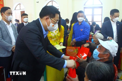 Chủ tịch Quốc hội Vương Đình Huệ tặng quà Tết cho gia đình chính sách, hộ nghèo tại huyện Nghi Lộc, Nghệ An. (Ảnh: Tá Chuyên/TTXVN)