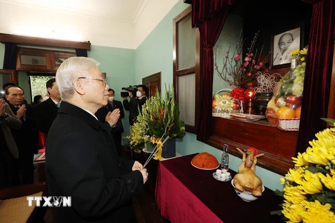 Tổng Bí thư Nguyễn Phú Trọng dâng hương tưởng niệm Chủ tịch Hồ Chí Minh tại Nhà 67. (Ảnh: Trí Dũng/TTXVN)