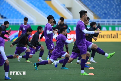 Các cầu thủ tập luyện theo bài tập của huấn luyện viên Park Hang-seo. (Ảnh: Tuấn Anh/TTXVN)