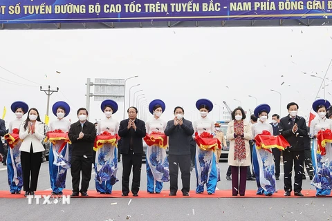 Thủ tướng Phạm Minh Chính và các đại biểu cắt băng khánh thành đoạn cao tốc Cao Bồ-Mai Sơn. (Ảnh: Dương Giang/TTXVN)