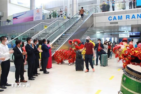 Lãnh đạo tỉnh Khánh Hòa và các sở, ban, ngành chào đón đoàn khách từ Hà Nội đến xông đất Khánh Hòa trong ngày đầu năm Nhâm Dần. (Ảnh: Phan Sáu/TTXVN)