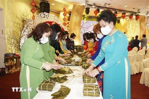 Chị em phụ nữ chuẩn bị các món ăn Việt Nam trong chương trình “Xuân Quê hương 2022” tại CH Séc. (Ảnh: Hồng Kỳ/TTXVN)