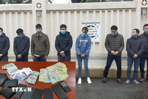 Các đối tượng đánh bạc tại thành phố Thanh Hóa bị bắt giữ. (Ảnh: TTXVN phát)