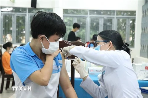 Tiêm vaccine phòng COVID-19 cho học sinh trường THPT Buôn Ma Thuột, thành phố Buôn Ma Thuột. (Ảnh: Tuấn Anh/TTXVN)