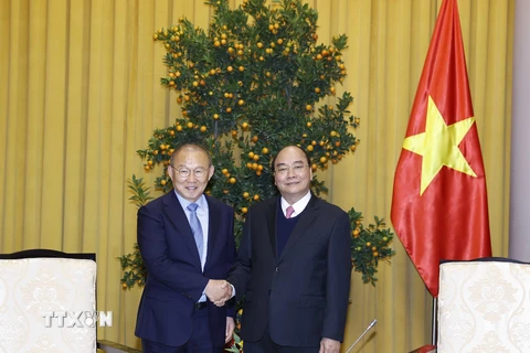 Chủ tịch nước Nguyễn Xuân Phúc tiếp HLV trưởng đội tuyển bóng đá quốc gia Việt Nam Park Hang-seo. (Ảnh: Thống Nhất/TTXVN)