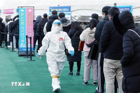 Người dân xếp hàng chờ xét nghiệm COVID-19 tại Seoul, Hàn Quốc, ngày 9/2. (Ảnh: Yonhap/ TTXVN)