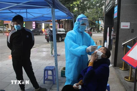 Thành phố Thanh Hóa đang đẩy mạnh công tác sàng lọc y tế, tổ chức test nhanh để phát hiện các trường hợp F0. (Ảnh: Hoa Mai/TTXVN)