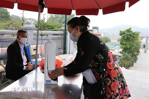 Người dân đến lễ đền Bà Chúa Kho tỉnh Bắc Ninh nghiêm túc chấp hành quy định phòng, chống dịch COVID-19. (Ảnh: Thanh Thương/TTXVN)