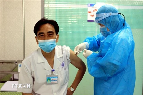 Tiêm vaccine phòng COVID -19 tại tỉnh Thái Bình. (Ảnh: Thế Duyệt/TTXVN)