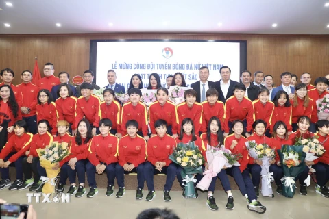 Cầu thủ Đội tuyển bóng đá nữ Việt Nam tại lễ mừng công. 