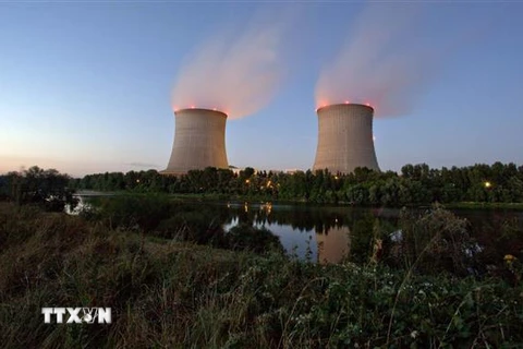 Các tháp làm mát tại nhà máy điện hạt nhân Saint-Laurent-des-Eaux ở Saint-Laurent-Nouan, miền Trung Pháp. (Ảnh: BLOOMBERG/TTXVN)