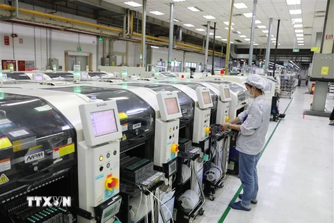 Hoạt động sản xuất tại Công ty Fuhong Precision Component tại Khu công nghiệp Đình Trám (vốn đầu tư của Đài Loan) tại Bắc Giang. (Ảnh: Danh Lam/TTXVN)