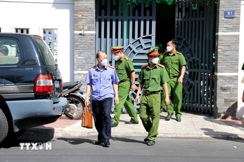 Cơ quan Cảnh sát Điều tra Bộ Công an phối hợp với Công an tỉnh Bình Thuận tiến hành khám xét nhà riêng của 5 bị can nguyên là lãnh đạo tỉnh, lãnh đạo sở.