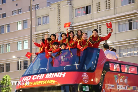 Các thành viên đội tuyển bóng đá nữ Việt Nam hào hứng trong lễ diễu hành. (Ảnh: Hồng Giang/TTXVN)