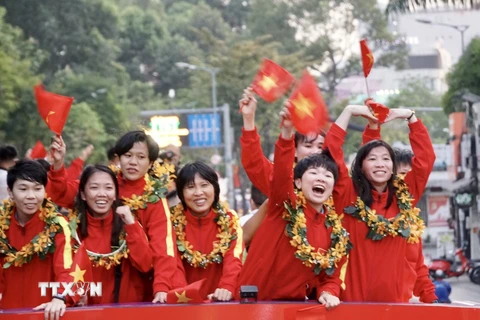 Các thành viên đội tuyển bóng đá nữ Việt Nam hào hứng trong lễ diễu hành. 