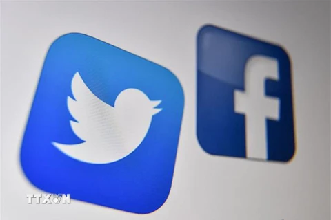 Biểu tượng của Facebook và Twitter trên màn hình máy tính. (Ảnh: AFP/TTXVN)