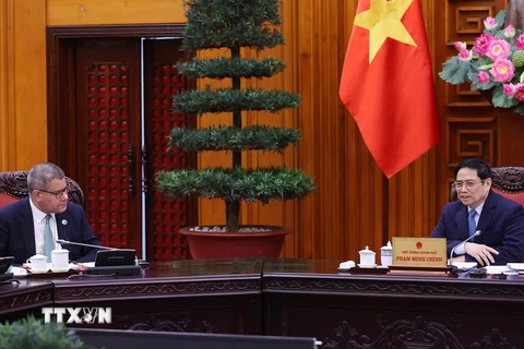 Thủ tướng Phạm Minh Chính tiếp ông Alok Sharma, Bộ trưởng, Chủ tịch Hội nghị Liên hợp quốc về Biến đổi khí hậu lần thứ 26. (Ảnh: Dương Giang/TTXVN)