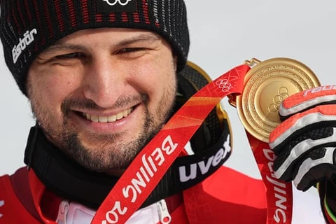 ​Vận động viên trượt tuyết Johannes Strolz cùng chiếc Huy chương Vàng Olympic Bắc Kinh. (Nguồn: AFP)