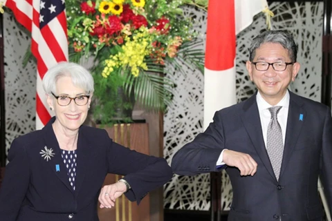 Thứ trưởng Ngoại giao Nhật Bản Takeo Mori (phải) và người đồng cấp Mỹ Wendy Sherman. (Nguồn: Kyodo)