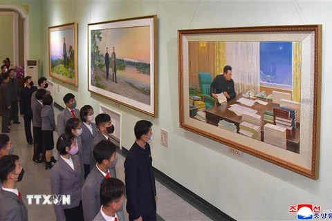 Triển lãm nghệ thuật trưng bày các tác phẩm về cuộc đời của cố lãnh đạo Kim Jong-il tại Bình Nhưỡng, Triều Tiên, ngày 15/12/2021. (Ảnh: Yonhap/TTXVN)