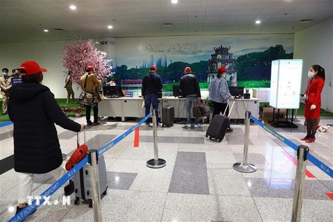Hành khách tại sân bay quốc tế Nội Bài. (Ảnh: Huy Hùng/TTXVN)