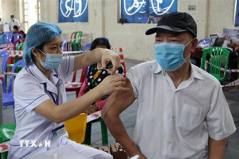 Tiêm vaccine phòng chống COVID-19 cho người dân phường Kim Tân, thành phố Lào Cai (Ảnh: Quốc Khánh/TTXVN)