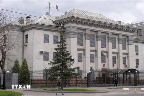 Quang cảnh đại sứ quán Nga ở Ukraine ngày 19/4/2021. (Ảnh: TASS/TTXVN)