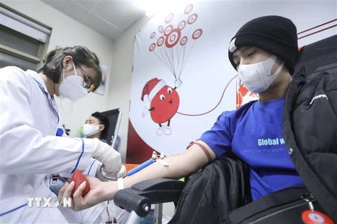 Tình nguyện viên đến tham gia hiến máu tại Lễ hội Xuân hồng 2022. (Ảnh: Minh Quyết/TTXVN)