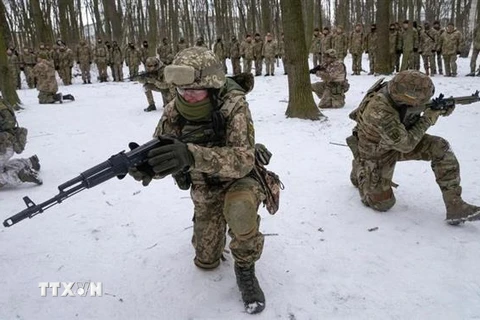 Binh sĩ Ukraine luyện tập tại một công viên ở thủ đô Kiev ngày 22/1. (Ảnh: Reuters/TTXVN)