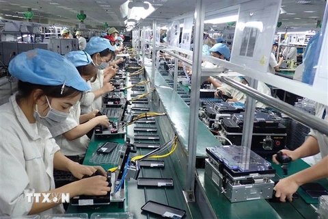 Lắp ráp linh kiện điện thoại tại khu công nghiệp Điềm Thụy, tỉnh Thái Nguyên. (Ảnh: Anh Tuấn/TTXVN)
